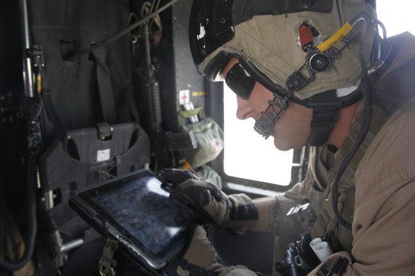 mit-dem-ipad-in-afghanistan-ein-unteroffizier-an-bord-eines-ah-1-helikopters-der-us-marines-gi...jpg