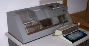 Lochkartenauswertegerät_IBM_mit_Bedienstation.jpg